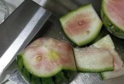 上海 吃瓜群众 被打伤,上海“吃瓜群众”被打伤事件引发社会关注