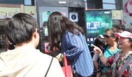 路人围观吃瓜群众怎么说,现场直击！