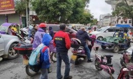 十字路口上演吃瓜群众,围观群众的热闹现场