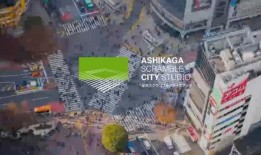 十字路口上演吃瓜群众,围观群众的热闹现场