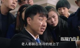 男子吃瓜群众摔倒视频,瓜还是别吃了？